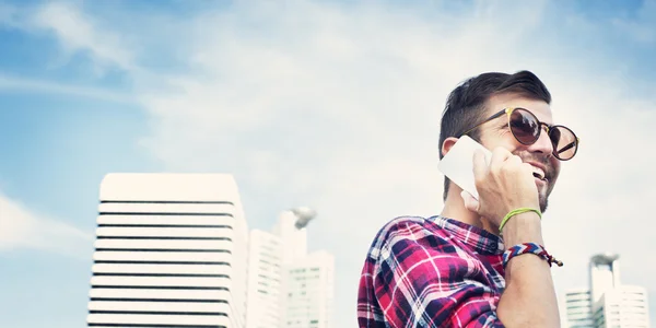 Jonge man met behulp van telefoon — Stockfoto