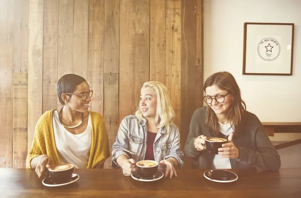 Glückliche Freunde im Café — Stockfoto