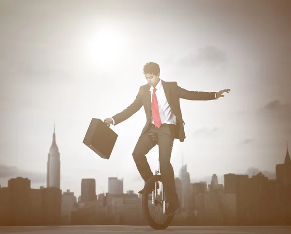 Homme d'affaires à vélo à une roue — Photo