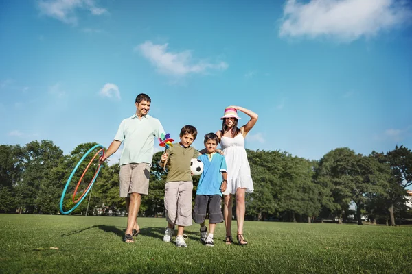 Family outdoors together — Stockfoto