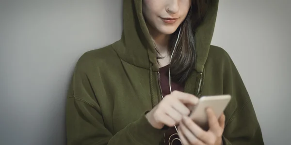 Menina navegando no telefone inteligente — Fotografia de Stock