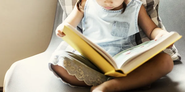 Ragazza lettura libro — Foto Stock