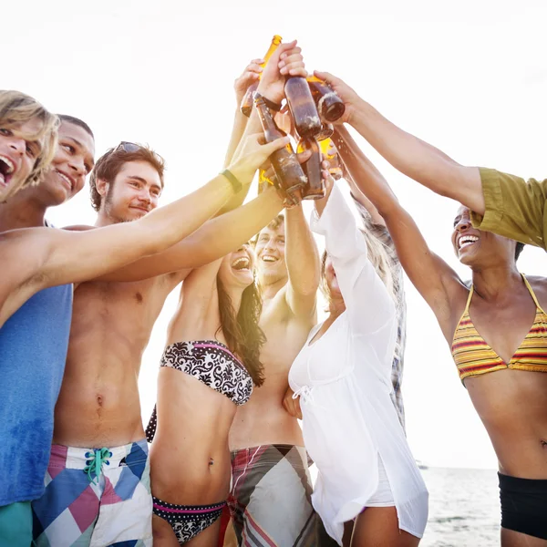 Gruppe von Freunden bei sommerlicher Strandparty — Stockfoto