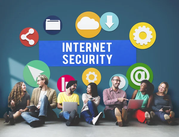 Vrienden van de diversiteit in de buurt van muur met internet security — Stockfoto