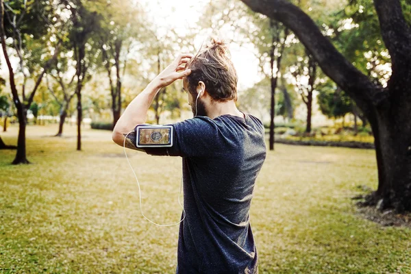 Guapo deportista en parque — Foto de Stock