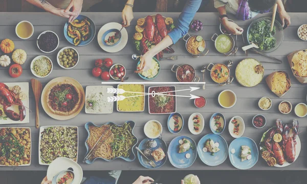 Tisch mit Essen und Pfeilen Konzept — Stockfoto