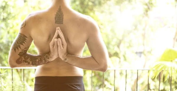 Retrato do homem fazendo meditação — Fotografia de Stock