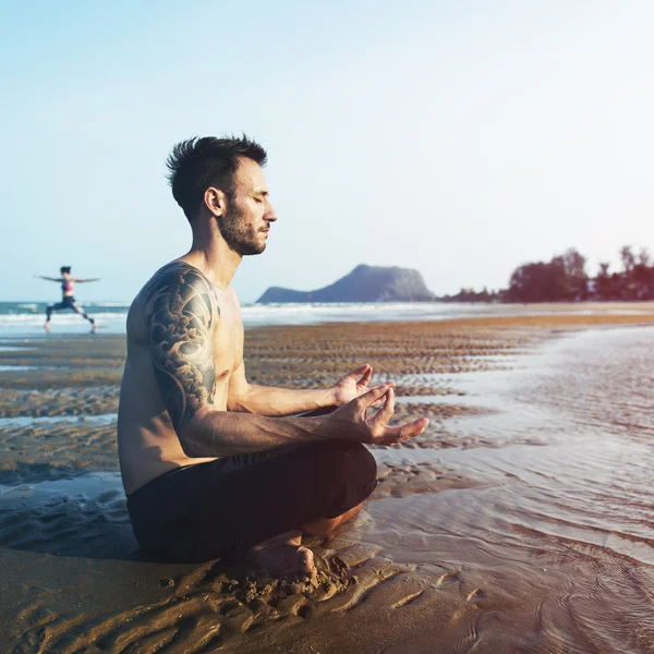 Mann doin Yoga am Strand — Stockfoto