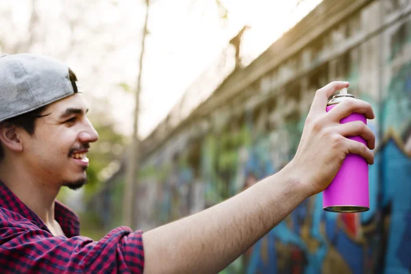 Hombre sosteniendo aerosol para graffiti — Foto de Stock