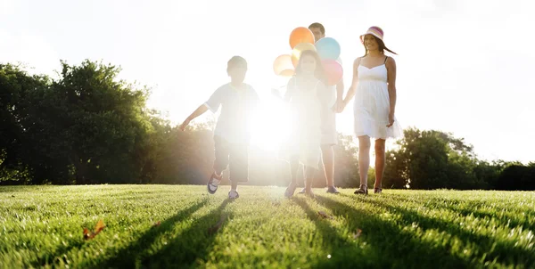 Família bonita ao ar livre — Fotografia de Stock