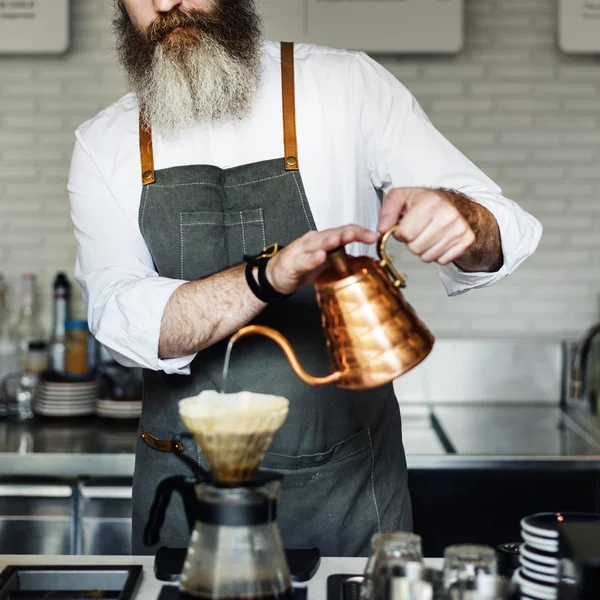 Barista faire du café dans le café — Photo