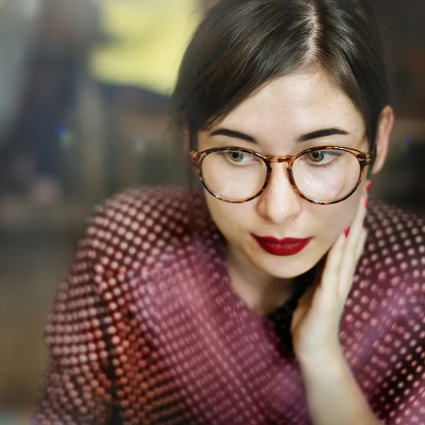 Жінка в окулярах стилю — стокове фото