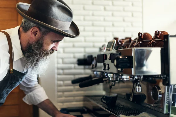 Barista faire du café dans le café — Photo