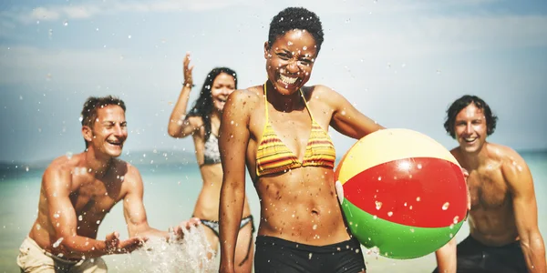 Przyjaciół ciesząc się na plaży — Zdjęcie stockowe