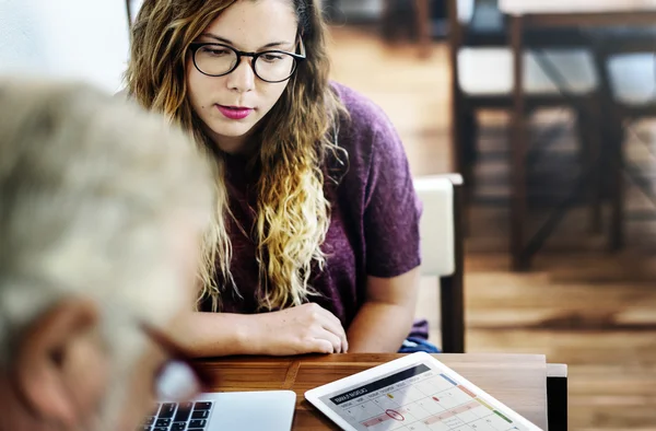 Personas que trabajan con dispositivos digitales — Foto de Stock