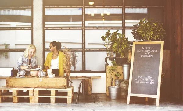 Amigos felices en la cafetería — Foto de Stock