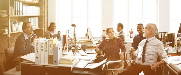 Empresários que trabalham no escritório — Fotografia de Stock