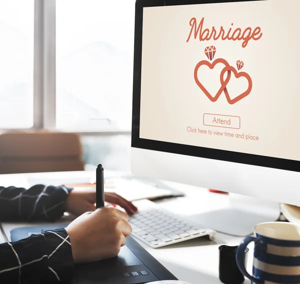 Computador com casamento no monitor — Fotografia de Stock