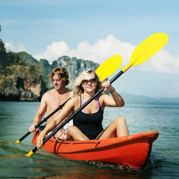 Pár Kayaking v oceánu — Stock fotografie