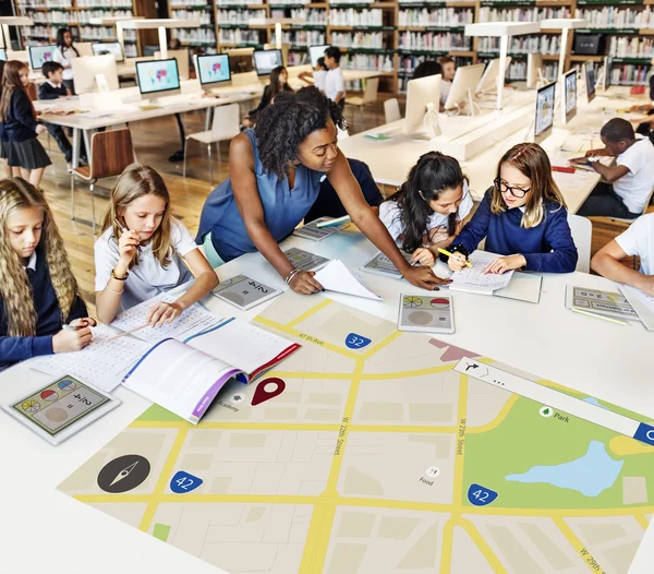 Professor com alunos na escola — Fotografia de Stock