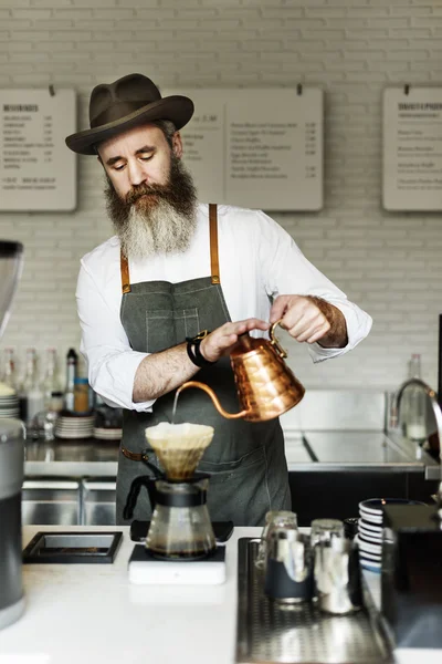 Kafede kahve yapan barista. — Stok fotoğraf