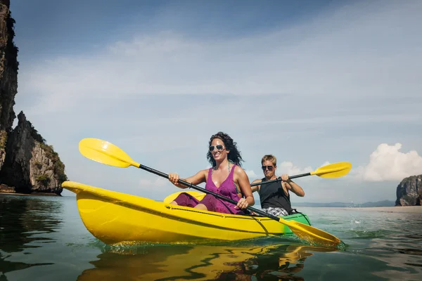 Cople Kayak en el mar —  Fotos de Stock