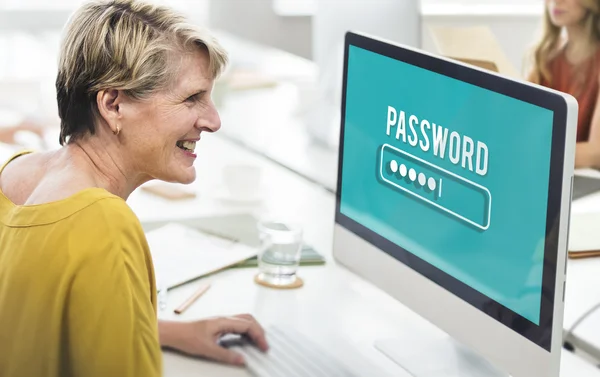 Frau benutzt Computer im Büro — Stockfoto