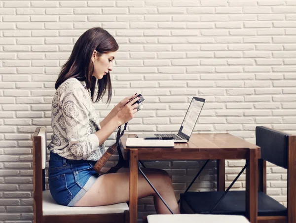 Menina fotógrafa com câmera — Fotografia de Stock