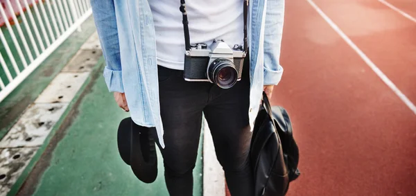 Chica con cámara de cine —  Fotos de Stock