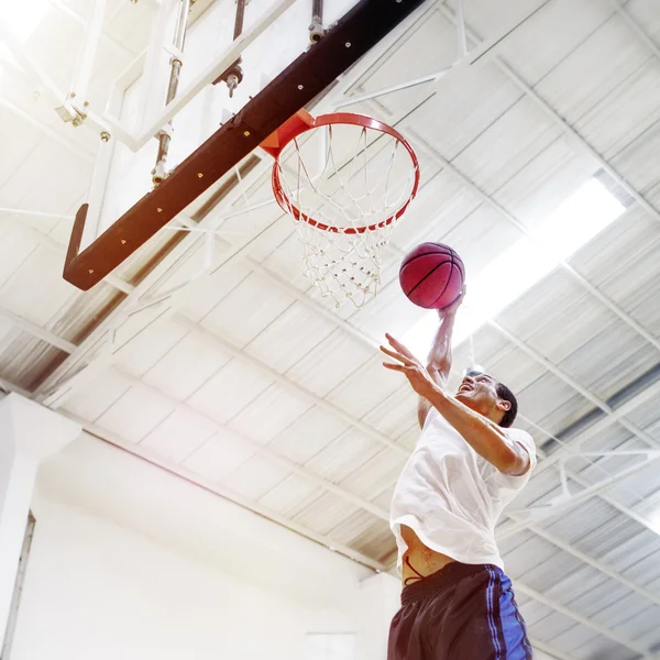 Спортсмен играет в баскетбол — стоковое фото