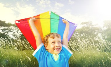 Neşeli çocuk iskambil uçurtma