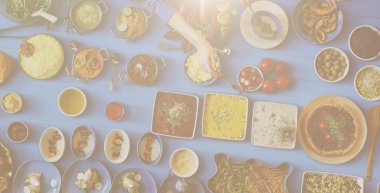 arkadaşlar büyük tablo için yemek