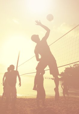 Plaj voleybolu oynayanlar