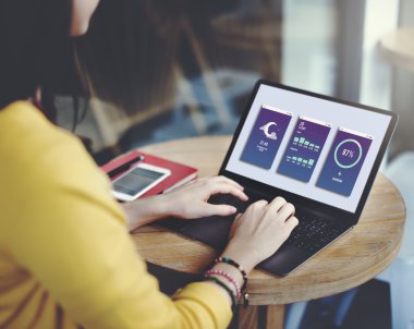 Dijital cihazlar kullanan kadın