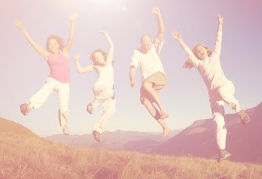 Bir grup insan atlıyor.