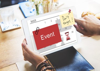 Dijital tablet tutan kadın