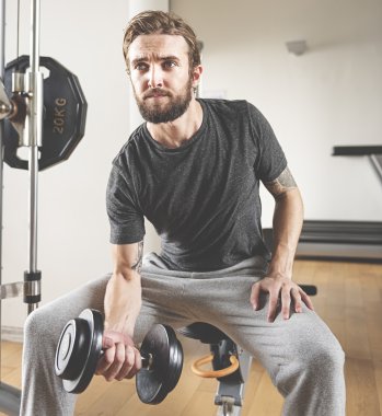 Spor salonunda çekici adam