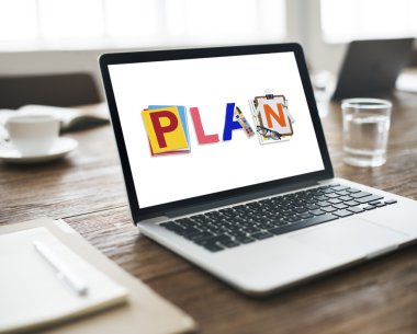 ekranda metin olan dizüstü bilgisayar