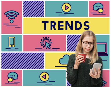 mobile ile sevimli sarışın kız