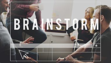 Tartışırken iş adamları ve beyin fırtınası