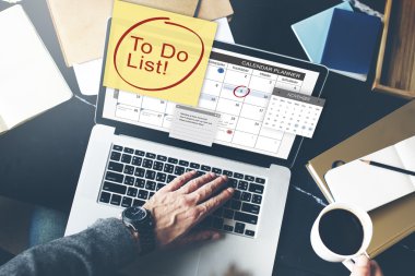 bilgisayarda çalışan adam