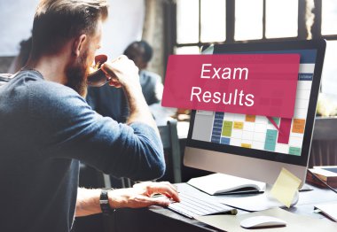 bilgisayarda çalışan adam