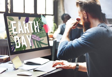 bilgisayarda çalışan adam