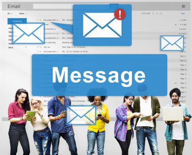 Neşeli öğrenciler aygıtları kullanarak