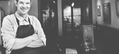 Barista ayakta restoran yakınında