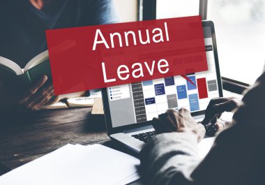 Laptop klavyesinde yazan kişi