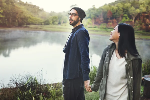 Pareja amante en la naturaleza — Foto de Stock