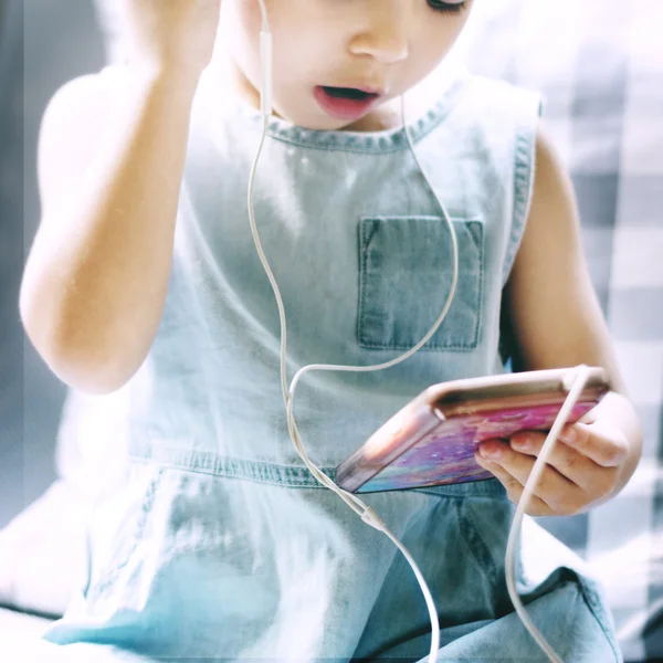 Criança brincando com telefone inteligente — Fotografia de Stock