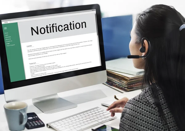 Femme d'affaires travaillant sur ordinateur avec notification — Photo