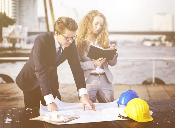 Arquitetos discutir Planejamento e Construção — Fotografia de Stock